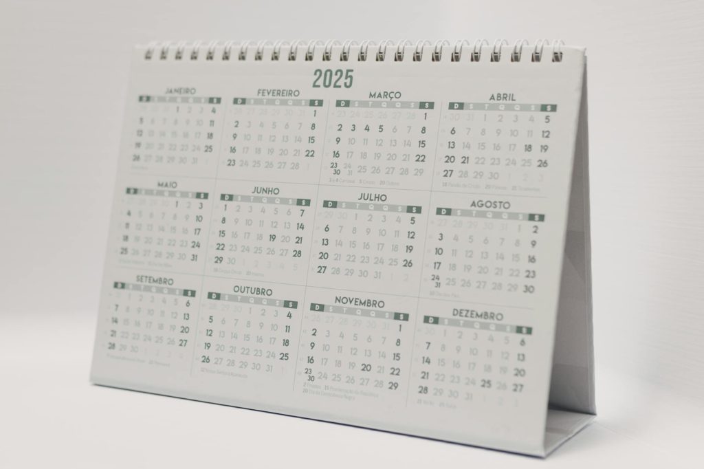 Minimalist desk calendar for year 2025 with months displayed in Portuguese.